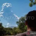 BPBD melaporkan erupsi Gunung Lewotobi disertai hujan pasir dan kerikil