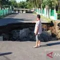 Warga Bertais minta pemda perbaiki jalan amblas dampak banjir di Mataram