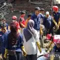 Puluhan relawan PMI NTB bersihkan sampah pascabanjir di Mataram