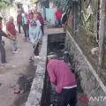 Anggota DPRD NTB gotong royong bersihkan sisa banjir Mataram