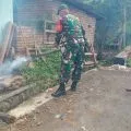 Cegah DBD, Babinsa dan nakes fogging permukiman warga di Lombok Tengah