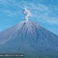 Gunung Semeru erupsi dengan letusan hingga 1,2 km