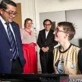 Minister eyes tie-up with French school to develop creative talent