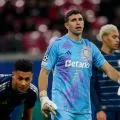 Manchester United tertarik memboyong Emiliano Martinez dari Villa