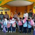 Polresta Tanjungpinang bagikan perlengkapan sekolah untuk 200 siswa di Pulau Penyengat