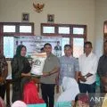 Bulog-DPR RI menyalurkan bantuan pangan beras bagi warga Labuan Bajo