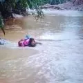 Bidan di Pasaman nekat arungi sungai untuk obati pasien