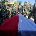 Jenazah Prada Lucky dimakamkan secara militer