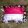 Aksi bentangkan bendera oleh anak-anak di daerah pelosok