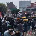 Demo di Pati ricuh, Polisi bubarkan massa tuntut bupatinya lengser