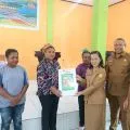 Pemkot Jayapura serahkan bantuan hibah 30 pengolah ikan pemula