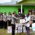 Polwan Polres Jayawijaya bagikan bahan pokok ke panti asuhan di Wamena