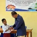 PLN UIP Nusra membantu nelayan Desa Tablolong dengan electrifying marine