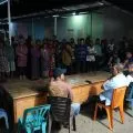 Warga huntara korban erupsi Lewotobi keluhkan keterbatasan air bersih dan sekolah