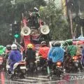 Ojol tetap menggelar aksi unjuk rasa meski hujan deras
