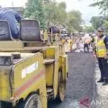 Jalan berlubang di ruas Kediri-Kuripan Lombok Barat diperbaiki