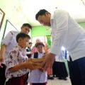 Wabup Gowa kembali salurkan bantuan seragam sekolah gratis