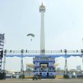 Prajurit TNI terjun payung dan mendarat di Monas, pada perayaan puncak HUT ke-80