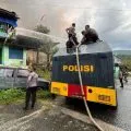 Polisi bantu padamkan kebakaran hanguskan 22 rumah di Kodam Lama Jayapura