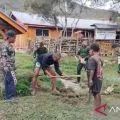 Satgas Yonif 511/DY-Warga Malagaineri kolaborasi jaga lingkungan bersih