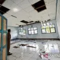 Sekolah rusak, Guru SMPN 8 Satap Woja Dompu tetap mengajar di kantin