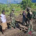 Prajurit TNI Satgas Yonif 521 siapkan lahan pertanian untuk warga Kobagma