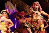 Beberapa seniman menyajikan tarian kontemporer-klasik dalam pegelaran drama tari klasik Ki Bima Rampak, di Taman Budaya Bali, Denpasar, Bali, Jumat (9/5). Drama tari klasik itu mengangkat kisah pertarungan dua puri besar di Bali, yang terkait dengan nilai religi Hindu Bali. FOTO (ANTARA/Marboen).