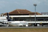 Denpasar (Antara Bali) - Pesawat jenis boeing 737 400 milik maskapai penerbangan Batavia Air parkir di areal bandara setelah mengalami musibah di Bandara Ngurah Rai, Denpasar, Bali, Kamis (3/12). Sekitar 6 orang dari 148 penumpang Batavia Air nomor 7P701 rute penerbangan Denpasar - Surabaya, mengalami luka-luka akibat kepanikan ketika melihat percikan api di mesin pesawat sekitar pukul 10.40 Wita. FOTO ANTARA/Nyoman Budhiana/09.