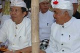 Klungkung (Antara Bali) - Gubernur Bali Made Mangku Pastika (kiri) mengikuti upacara 