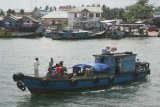 Kapal Klotok bermuatan orang dan barang sedang bertolak dari Pelabuhan Penajam Kabupaten Penajam Paser Utara menuju Pelabuhan Kampung Baru, Balikpapan, Kaltim, Jumat 11/12. Kapal ini masih menjadi favorit warga karena waktu tempuh hanya sekitar 15 menit, sementara menggunakan kapal very bisa lebih dari dua jam.(FOTO ANTARA KALTIM/M. GHOFAR)
