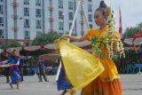 Salah satu tarian warga pesisir Kalimantan Timur yang ditampilkan pada Festival Kemilau Seni Budaya Kaltim dalam rangka Visit Kaltim Year 2009.(ANTARA KALTIM/Amirullah).