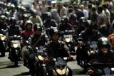 Denpasar (Antara Bali) - Beberapa pengendara yang tergabung dalam masyarakat pecinta tertib lalu lintas melakukan kampanye penyalaan lampu sepeda motor di siang hari di Denpasar, Bali, Kamis (29/12). Kegiatan yang digelar Polda Bali itu untuk mensosialisasikan 