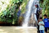 Air Terjun Tanah Merah, Desa Lempake, Samarinda Utara merupakan salah salh obyek wisata alam yang cukup digemari warga Samarinda. Kawasan itu menjadi pilihan untuk mengisi hari libur sekolah, lebaran, natal atau tahun baru, termasuk hari minggu dan  sabtu. Dua orang anak-anak mengisi waktu libur
sekolah hari Minggu ke kawasan yang berjarak sekitar 20 kilometer dari pusat kota
itu. (FOTO ANTARA KALTIM/M. GHOFAR)