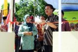 Wawali Samarinda Syaharie Jaang menyatakan salut atas sikap warga RT 32,36,37 dan 38 Jl. Pinang Babaris Perum Bukit Pinang Bahari yang berinisiatif membangun Posyandu, Kemarin (16/1). Ketika Rejim Orde Baru jatuh, sejumlah badan dan departemen dibubarkan termasuk BKKBN, sehingga Posyandu sempat tidak berjalan. Diperkirakan merebaknya penyakit gizi buruk terkait masalah itu, sehingga kini Posyandu kembali diaktifkan oleh Presiden SBY. (Foto Humas Samarinda) 