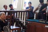 Denpasar (Antara Bali) - Terdakwa kasus pembunuhan wartawan, I Nyoman Susrama (kiri) mendengarkan tuntutan dari Jaksa Penuntut Umum (JPU) dalam sidang di Pengadilan Negeri Denpasar, Bali, Selasa (26/1). Susrama dituntut hukuman mati karena dinilai turut terlibat dan sebagai dalang dalam kasus pembunuhan wartawan Radar Bali, A.A Narendra Prabangsa yang dilakukan secara terencana bersama 8 terdakwa lainnya. FOTO ANTARA/Nyoman Budhiana/10.