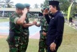 Wakil Bupati Kabupaten Nunukan, Kasmir Forret memberi salam militer kepada Letkol. Inf. Junaedi sebagai Danyon Satgas Pamtas 611/Awang Long sebagai pengawal kawasan perbatasan RI yang bersebelahan dengan Malaysia Timur menggantikan Letkol Inf. Achdwiyanto Yudi Hartono di Nunukan, Senin (25/1). (Foto Humas Nunukan)