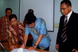 Persiapan Pilkada Samarida, 18/2 (ANTARA) Berbagai persiapan dilakukan untuk menghadapi Pilkada langsung Kota Samarinda pada 2 Agustus 2010, salah satunya tahapan penyerahan dokumen Daftar Penduduk Potensial Pemilih Pemilu (DP4) beserta Data Agregat Kependudukan (DAK-2) oleh Pemkot melalui Dinas Catatan Sipil dan Kependudukan setempat ke KPUD Samarinda langsung oleh Wawali Syaharie Jaang, Kamis (18/2).