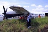 MEMDARAT DARURAT, Samarinda, 11/2 (ANTARA) - Sebuah pesawat milik maskapai penerbangan Trigana Air jenis ATR 42-300 dengan nomor lambung YRP mendarat darurat pada sebuah sawah di Km41 sekitar Jalan Balikpapan-Samarinda (Kaltim), yakni Kampung Bone sekitar pukul 11:30 Wita, Kamis (11/2) diduga akibat kerusakan mesin. Beberapa petugas menjaga pesawat naas itu sebelum dilakukan penelitian penyebab jatuhnya pesawat, meskipun ke-46 penumpang serta lima orang awak pesawat termasuk pilot selamat, hanya beberapa di antaranya mengalami luka serius, termasuk patah tulang. (Foto Susylo Asmalyah)