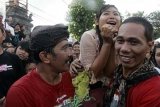 Denpasar (Antara Bali) - Seorang remaja putri dibopong oleh tokoh adat untuk berciuman dengan lawan jenisnya dalam tradisi 