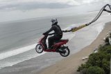 Kuta (Antara Bali) - Seorang wisatawan menikmati atraksi lompatan dengan sepeda motor dari ketinggian 45 meter saat liburan di AJ Hackett Bungy Jump Pantai Seminyak, Kuta, Bali, Sabtu (29/5). Sejumlah obyek wisata di Bali ramai dikunjungi wisatawan domestik maupun mancanegara pada liburan Hari Raya Waisak 2554. FOTO ANTARA/Nyoman Budhiana/10.