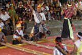 Denpasar (Antara Bali) - Beberapa seniman membawakan Tari Dokale dalam pagelaran kesenian Provinsi Nusa Tenggara Timur (NTT) di Pesta Kesenian Bali (PKB) XXXII Tahun 2010 di Denpasar, Bali, Selasa (22/6). Tari itu biasanya digelar oleh masyarakat Suku Helong di NTT saat pesta adat. FOTO ANTARA/Nyoman Budhiana/10.