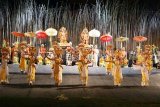 Ubud (Antara Bali) - Sejumlah seniman membawakan Tari Tri Hita Karana dalam pembukaan Gempita Gianyar 2010 di Lapangan Astina Ubud, Gianyar, Jumat malam (2/7). Kegiatan bidang seni budaya itu berlangsung 2 hari yang merupakan rangkaian Festival Ubud untuk menarik kunjungan wisatawan. FOTO ANTARA/Rohmat/10.