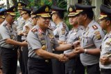 Denpasar (Antara Bali) -  Kepala Kepolisian Republik Indonesia (Kapolri), Jenderal Pol. Bambang Hendarso Danuri memberi salam kepada sejumlah pejabat utama Polda Bali saat kunjungan kerja di Polda Bali, Selasa, (27/7). Kapolri juga memberi sejumlah arahan kepada polisi di jajaran Polda Bali. FOTO ANTARA/Edoardo/10.