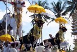 Badung (Antara Bali) - Beberapa warga mempersiapkan 