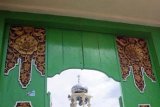 Singaraja (Antara Bali) - Seorang Umat Islam menunggu kehadiran umat lainnya untuk beribadah di Masjid Agung Jami'  Singaraja, Bali, Jumat (13/8). Masjid terbesar di Bali utara itu dibangun pada masa kejayaan Raja Buleleng Ki Barak Panji Sakti sekitar tahun 1840 yaitu Masjid berornamen ukiran khas Bali yang merupakan penghargaan raja terhadap warga Muslim. FOTO ANTARA/Kadek Swarna/10.