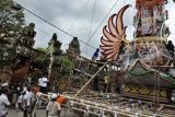 Ubud (Antara Bali) - Beberapa warga dan wisatawan menonton penyelesaian tahap akhir sebuah 