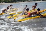 Denpasar (Antara Bali) - Beberapa peserta kompetisi membawa selancar ke tengah laut saat adu kemampuan anggota Badan Penyelamat Wisata Tirta (Balawista) di Pantai Kuta, Bali, Kamis (28/10). Kegiatan yang juga didukung oleh para penyelamat pantai dari Australia itu melibatkan sekitar 120 peserta dari berbagai daerah untuk melatih kesigapan mereka dalam menangani musibah terutama di pantai obyek wisata. FOTO ANTARA/Nyoman Budhiana/10.