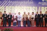 Samarinda (ANTARA News - Kaltim) - Gubernur Kaltim, Dr H Awang Faroek Ishak bersama para guru penerima anugerah penghargaan terkait HUT PGRI ke-65 di Samarinda, Selasa.