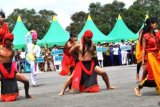 Samarinda (ANTARA News -Kaltim) - Atraksi tarian dari Kabupaten Paser mendapat perhatian penonton yang menyaksikan pembukaan Festival Kemilau Budaya Etam V, di Halaman Parkir Stadion Madya Sempaja Samarinda. Festival ini menampilkan bermacam ragam seni dan budaya serta permainan tradisional masyarakat, antara lain lomba musik dan lagu daerah, tarian, busana dan  makanan tradisional, kerajinan tangan, tarian massal, upacara adat, lomba olahraga tradisional, menyumpit, begasing, belogo, pameran dan lain-lain.
(Foto Yuliansyah Humas)