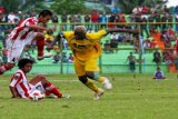 Banjarmasin 8/12 - BARITO UNGGULI PSMP MOJOKERTO - Pemain asing Barito Putra Nnengue berusaha menguasai bola di tengah tiga pemain PSMP Mojokerto saat bertanding dalam lanjutan kompetisi Divisi Utama Liga Ti Phone 2010 di stadion 17 Mei Banjarmasin, Senin (6/12). Barito Putra memenangkan pertandingan dengan skor 3-1. FOTO ANTARA/Herry Murdy Hermawan/081210